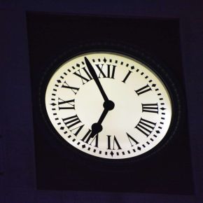 ¿SABÍAS QUE EL RELOJ DE LA PUERTA DEL SOL TIENE UNA CURIOSA&nbsp;PARTICULARIDAD?